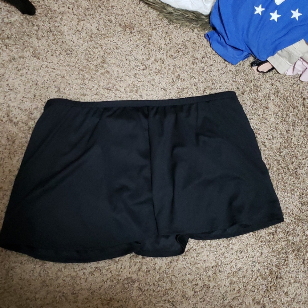 3xl black like new swim skirt with shorts under